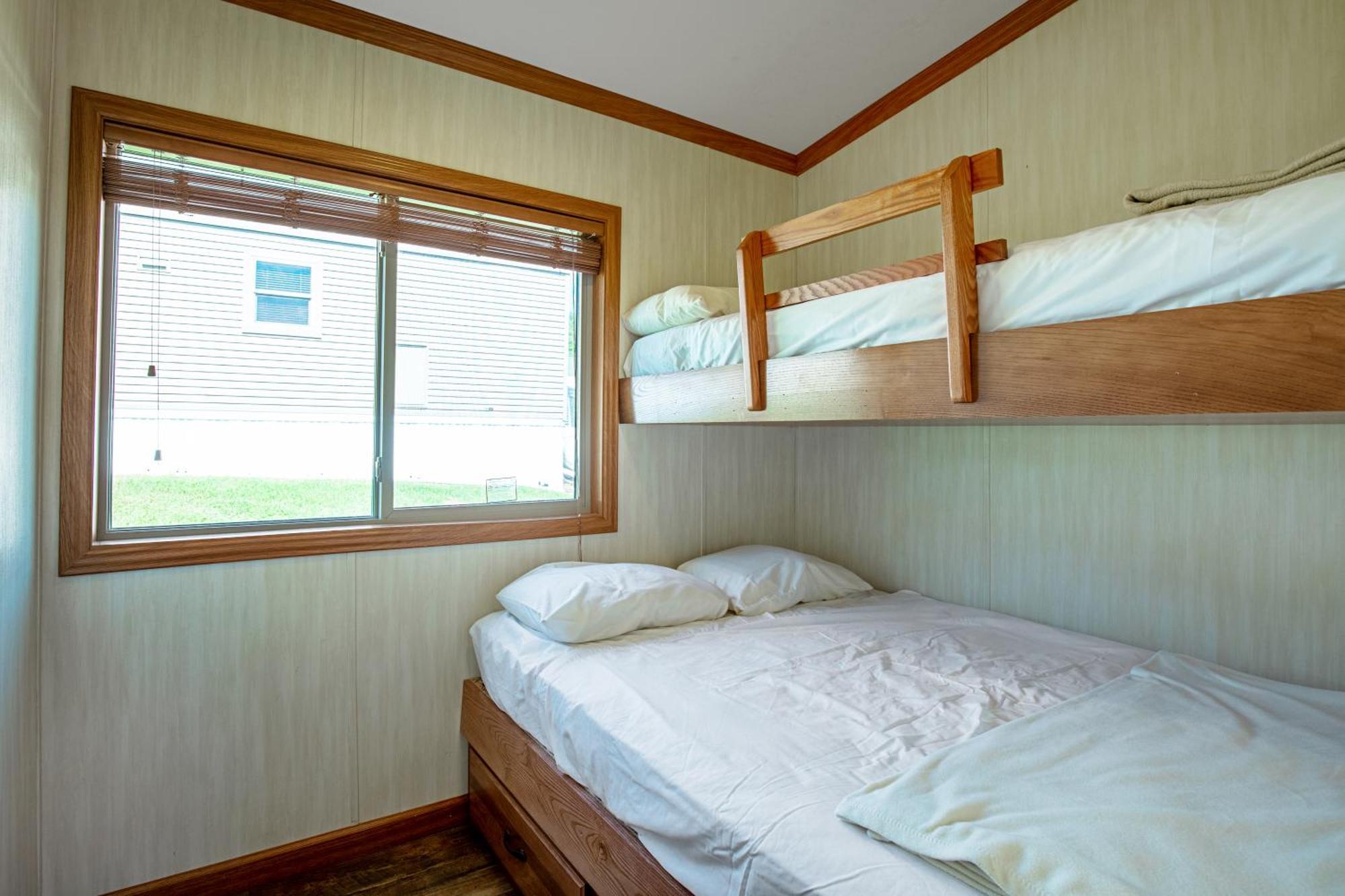 Plymouth Rock Camping Resort Deluxe Cottage Elkhart Lake Экстерьер фото